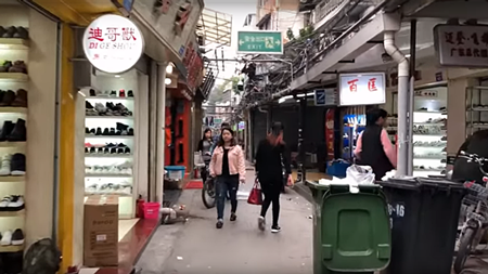広州市の市場通りを散策するバイヤーを撮影。