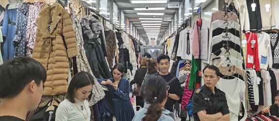 広州市内の市場で買い付けをサポートするガイドとお客様を撮影。